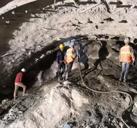 东坡隧道拱顶带模注浆料，微膨胀注浆料的特点及施工工艺